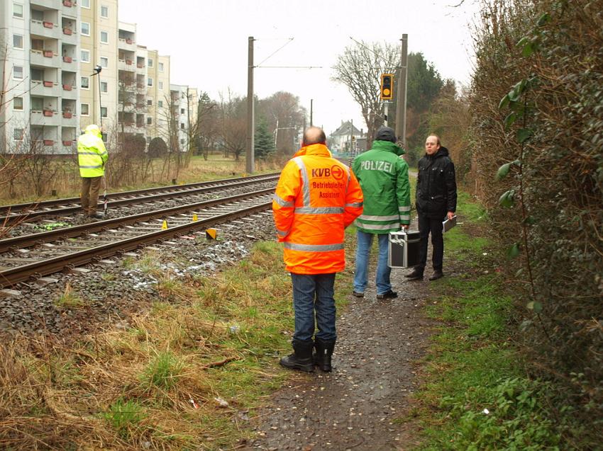 Kind unter Strassenbahn Koeln Porz Steinstr P23.JPG